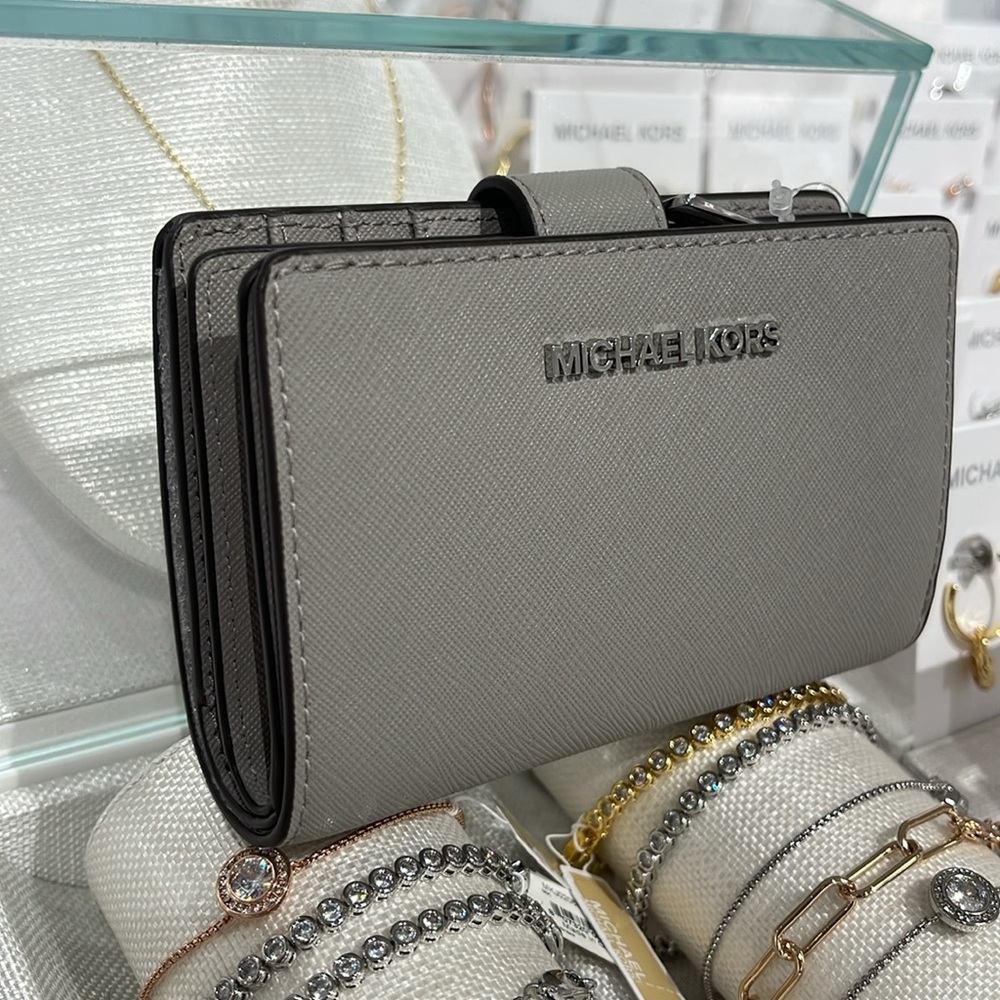MICHAEL KORS Medium Saffiano Leather Bifold Zip CN Wallet
PEARL GREY
NWT - Picture 2 of 16